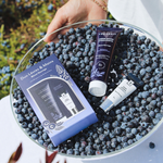 Coffret Duo Lèvres et Mains avec les deux soins sur des bleuets — Ta peau, ton fruit
