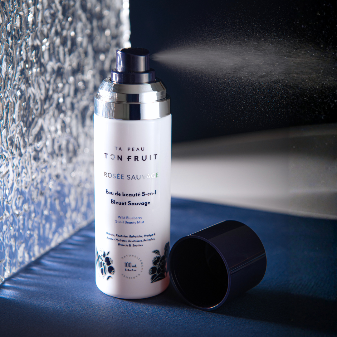 Brume de l’eau de beauté Rosée Sauvage sortant du vaporisateur — Ta peau, ton fruit