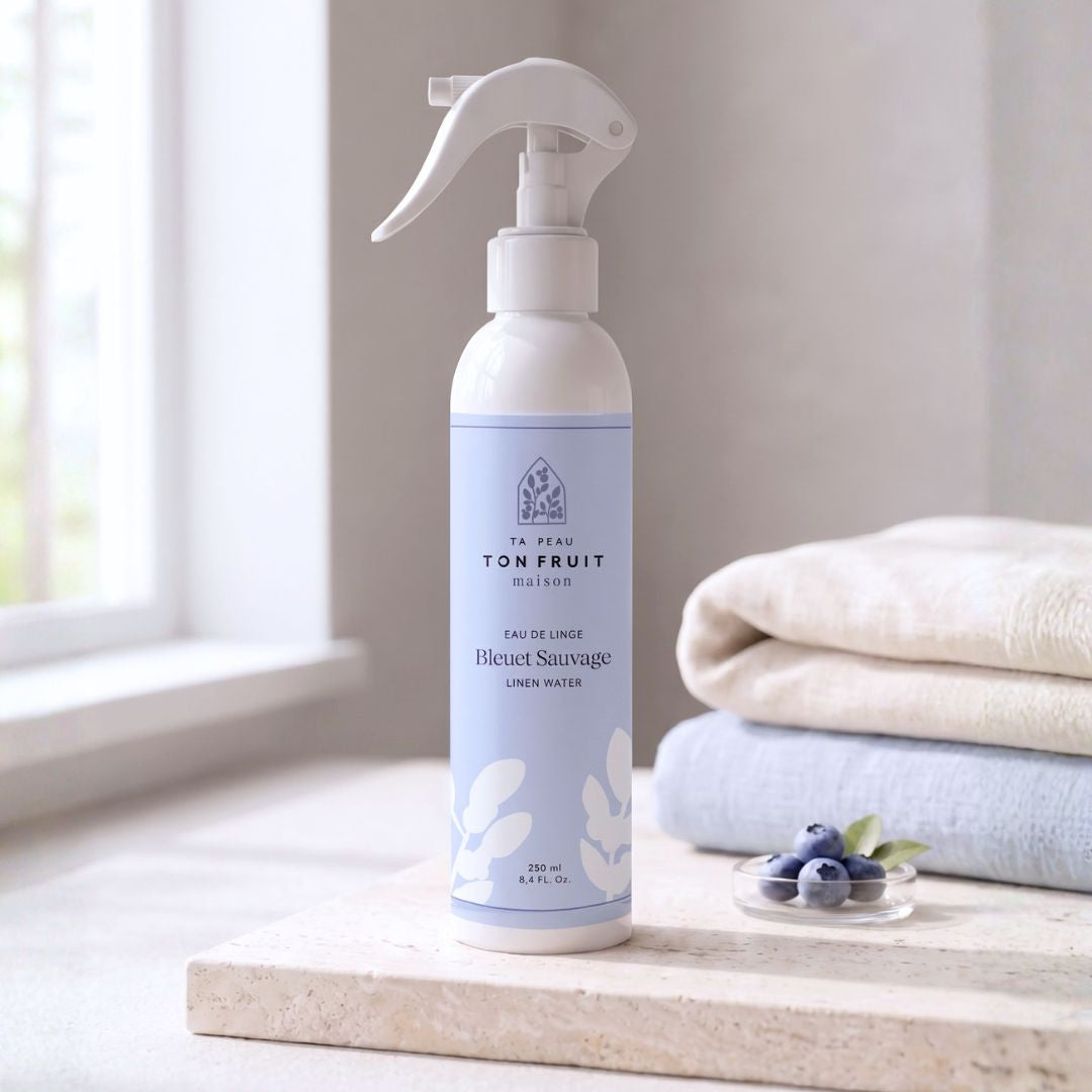 Eau de linge Bleuet sauvage de Ta peau, ton fruit, vaporisateur de 250 ml près de linge plié