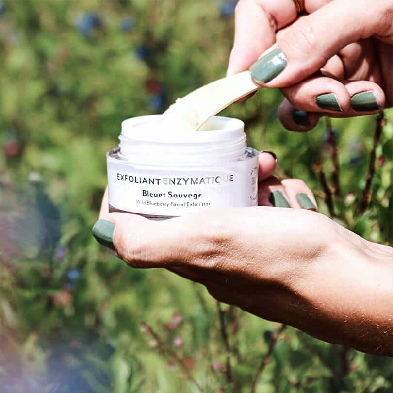 Exfoliant enzymatique prélevé dans son pot avec une spatule — Ta peau, ton fruit
