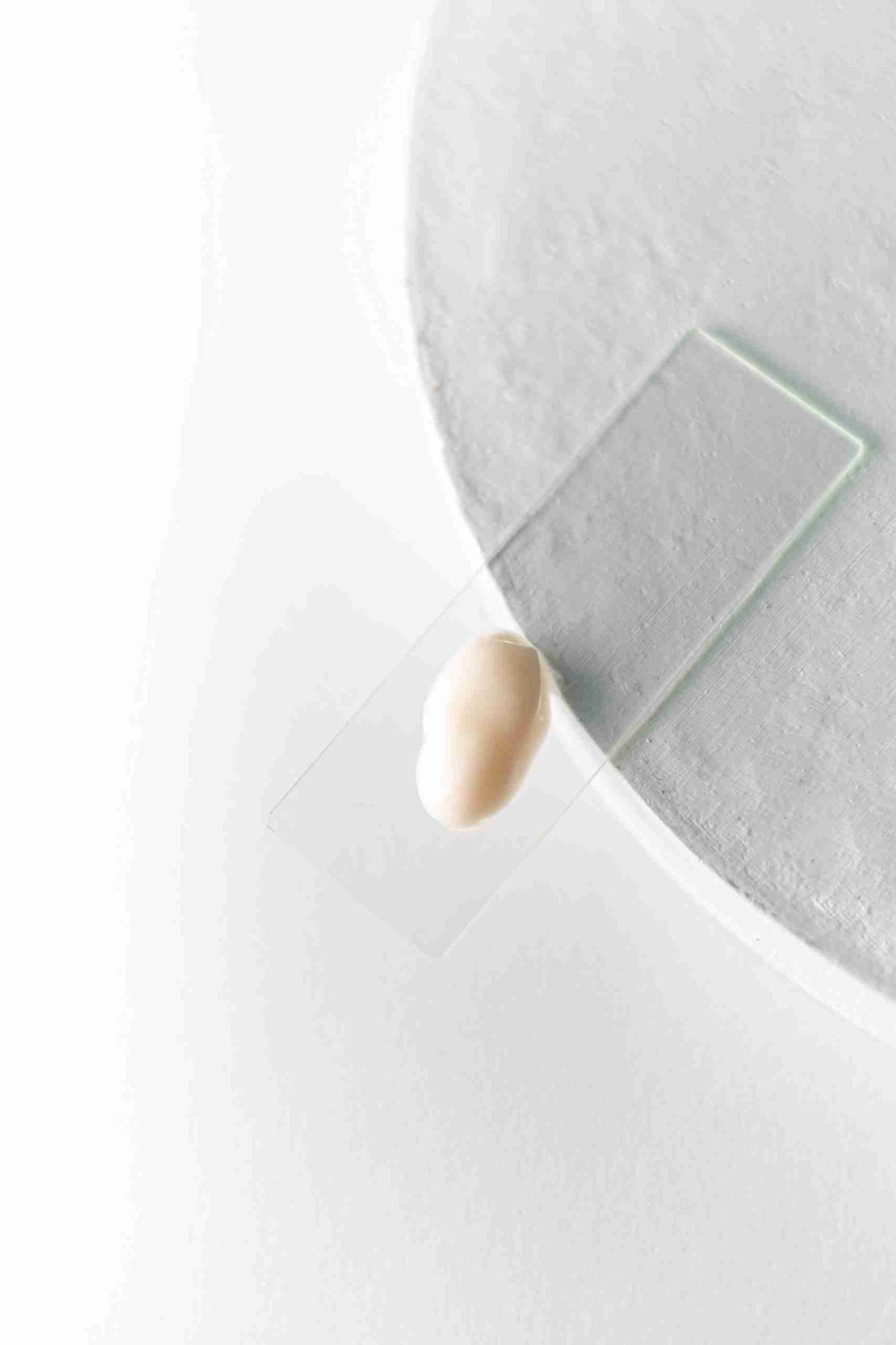 Texture laiteuse du nettoyant Pureté sur une spatule — Ta peau, ton fruit