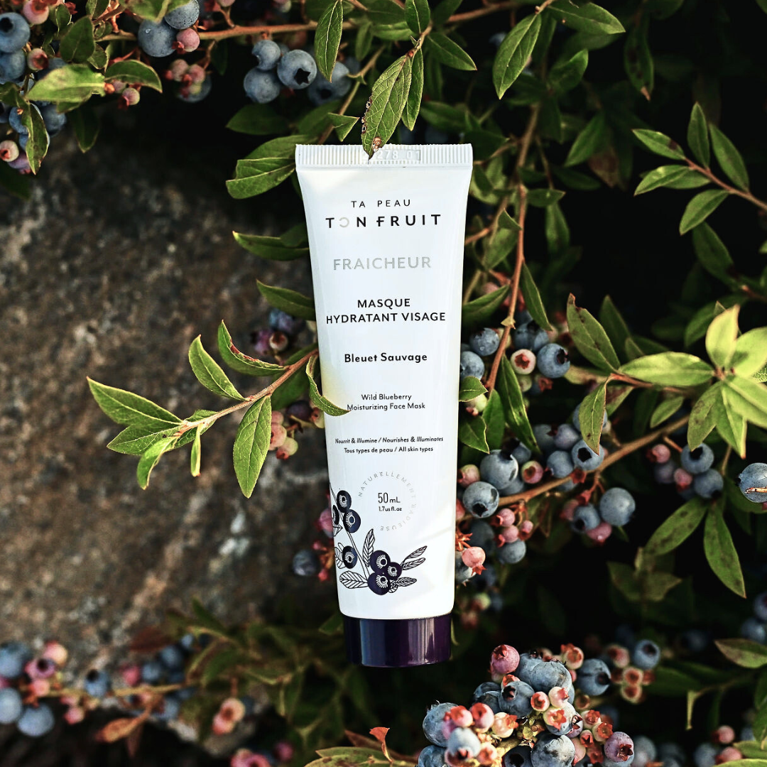 Tube du masque hydratant Fraîcheur parmi des plants de bleuets — Ta peau, ton fruit