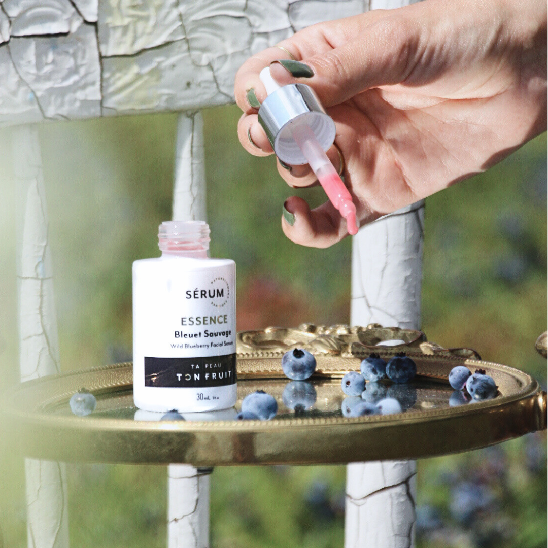 Sérum Essence tenu en main avec sa pipette — Ta peau, ton fruit
