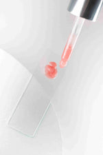 Texture rosée du sérum Essence au bout d’une pipette — Ta peau, ton fruit