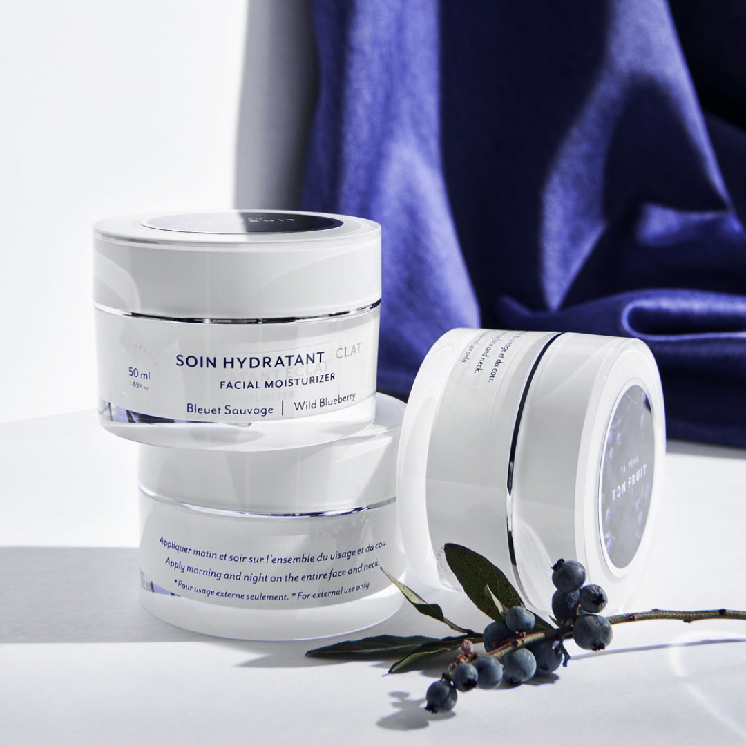 Pots de crème hydratante Éclat sur un fond blanc et bleu — Ta peau, ton fruit