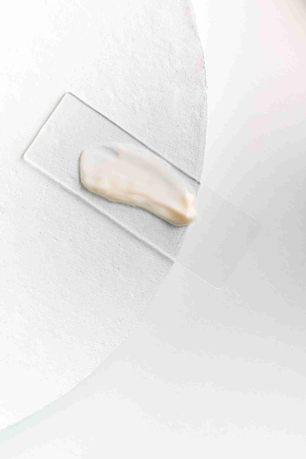 Texture crémeuse du soin hydratant Éclat sur une spatule — Ta peau, ton fruit