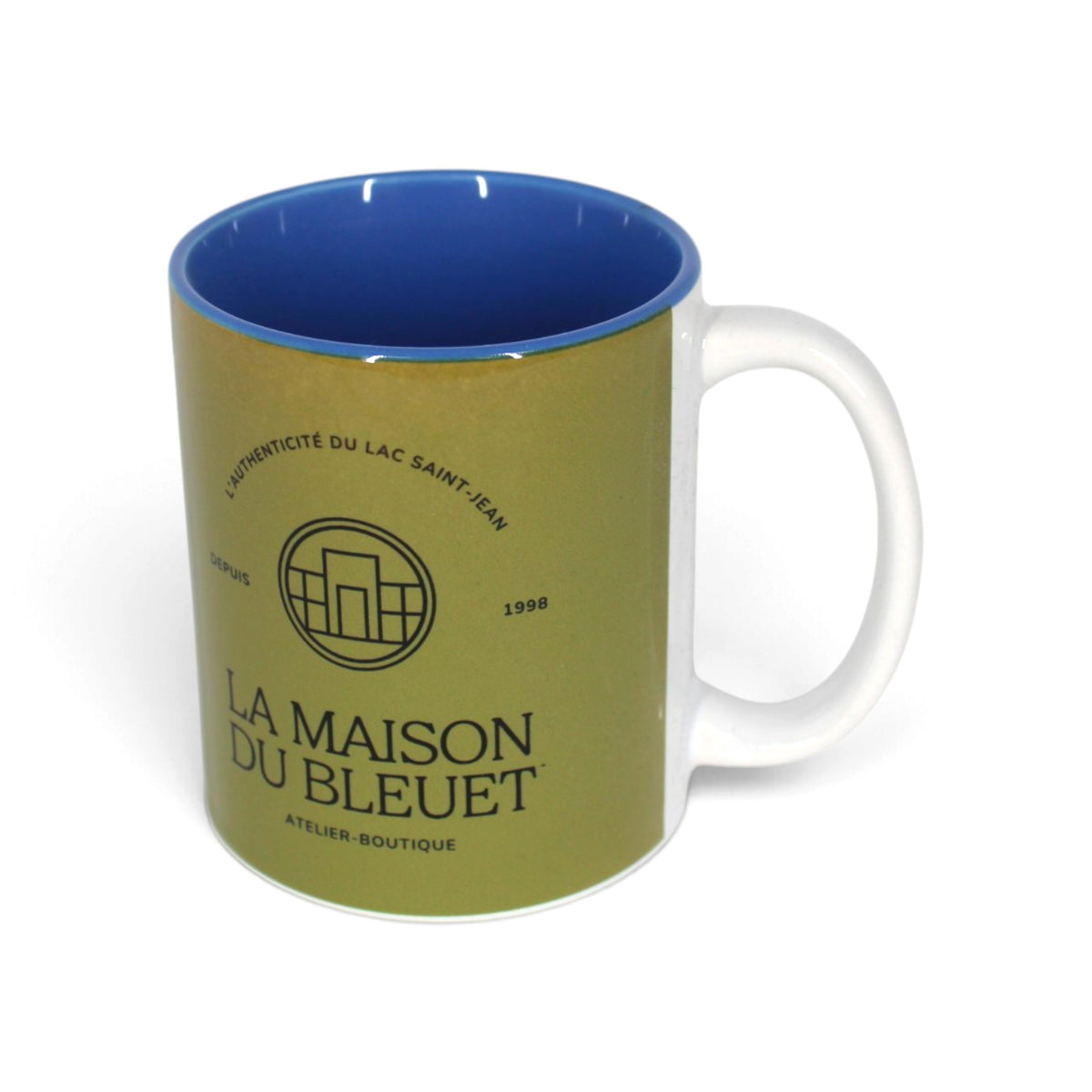 Tasse Bleuets du Lac-Saint-Jean – Logo La Maison du Bleuet sur panneau jaune