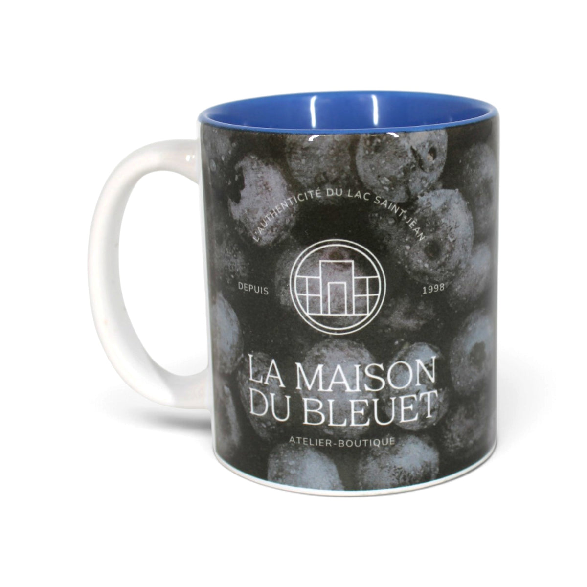 Tasse Bleuets et logo du Lac-Saint-Jean – Inscription La Maison du Bleuet sur fond sombre