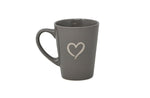 Tasse en grès gris de 340 ml avec un motif cœur blanc épuré