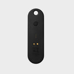 Traceur universel Orbitkey — noir — face arrière et contacts de recharge