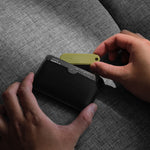 Traceur universel Orbitkey — traceur glissé dans un portefeuille