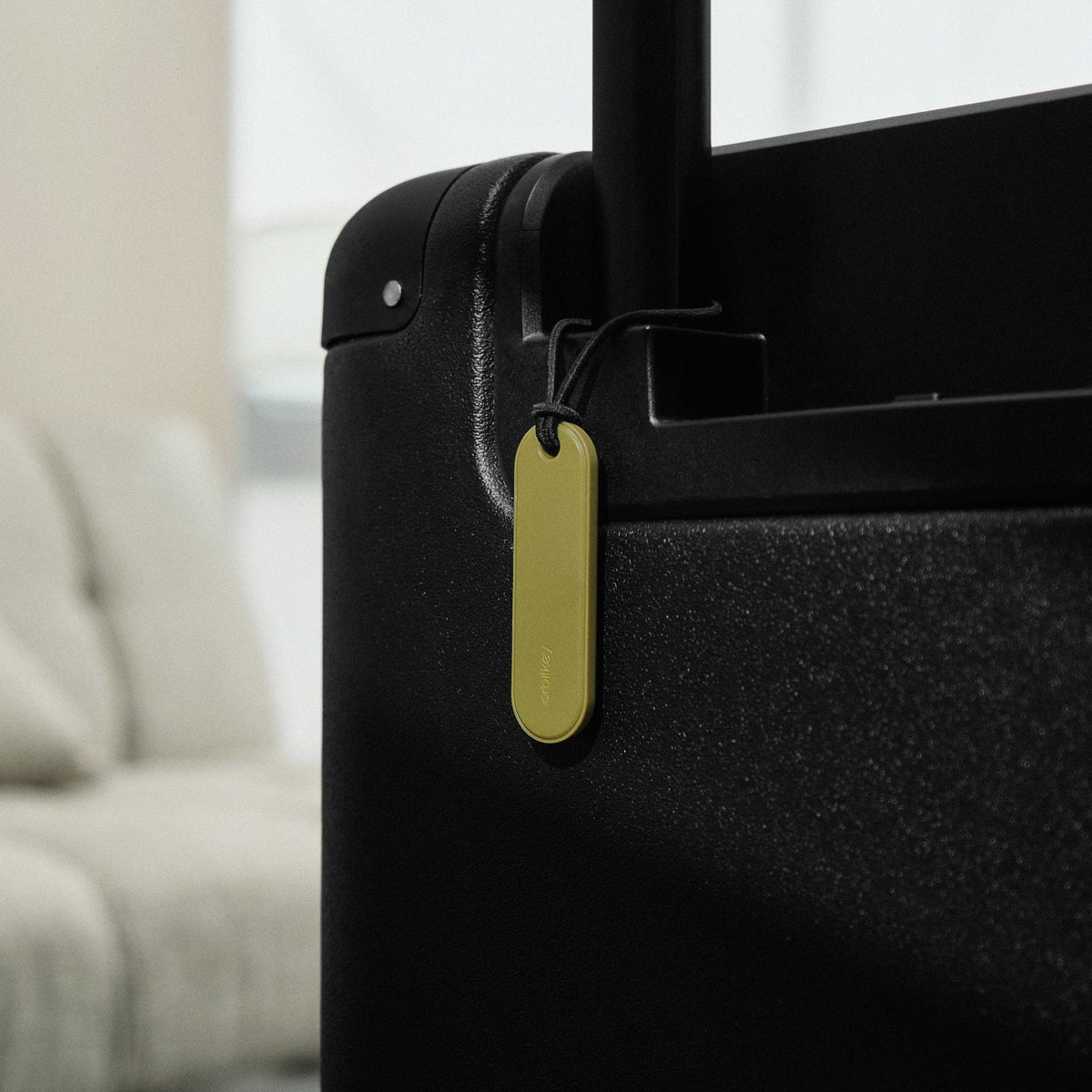 Traceur universel Orbitkey — traceur pistache fixé à une valise