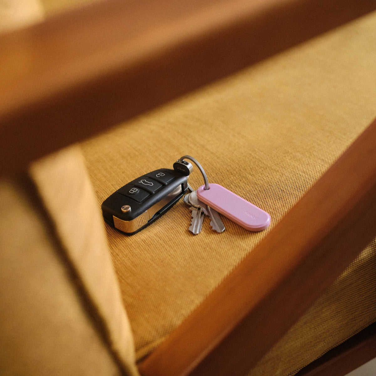 Traceur universel Orbitkey — traceur lilas avec des clés sur un plateau