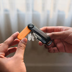 Traceur universel Orbitkey — traceur noir dans un organiseur de clés