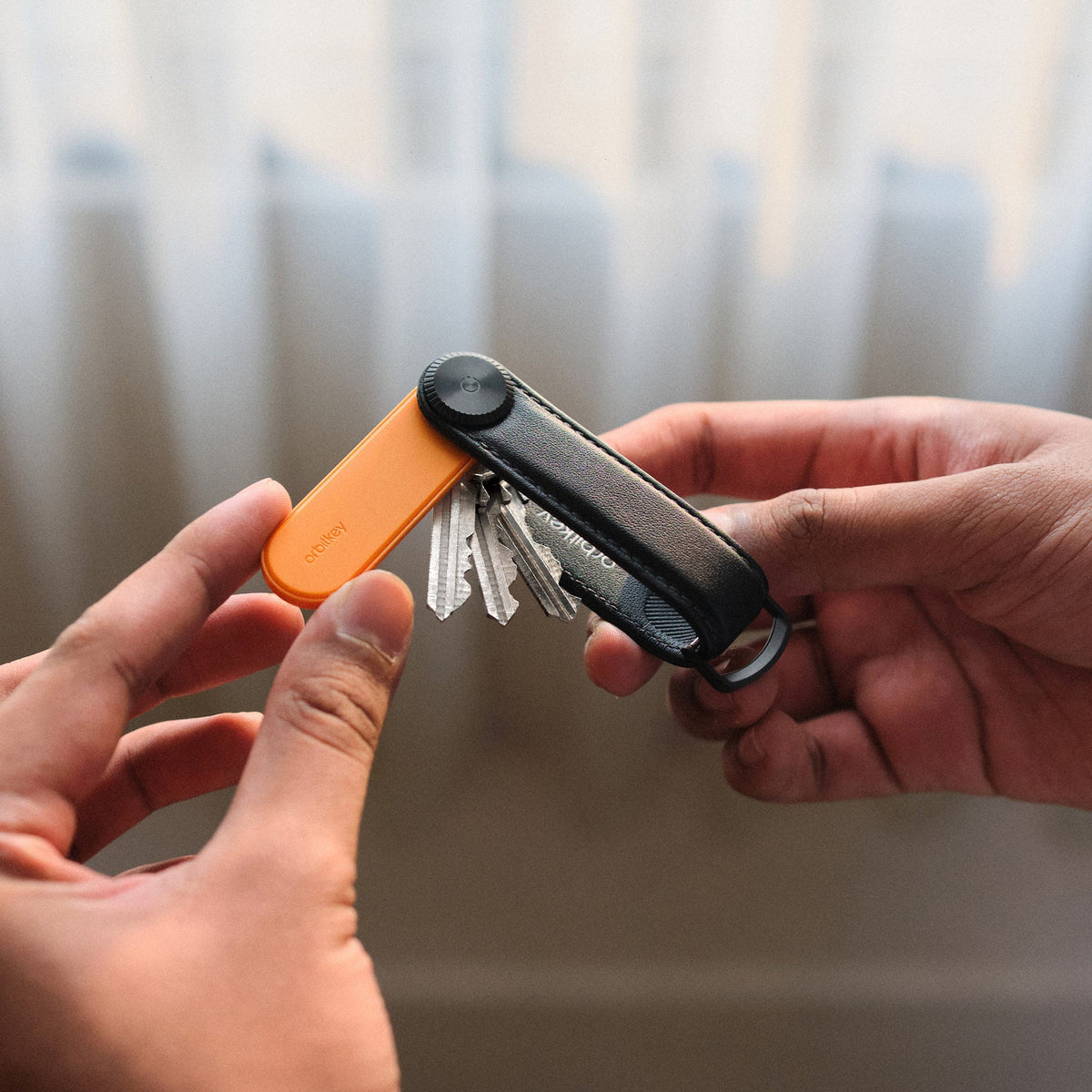 Traceur universel Orbitkey — traceur noir dans un organiseur de clés