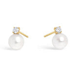 Boucles d’oreilles à perles blanches et petites pierres, monture dorée