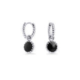 Anneaux argentés avec pendentifs noirs