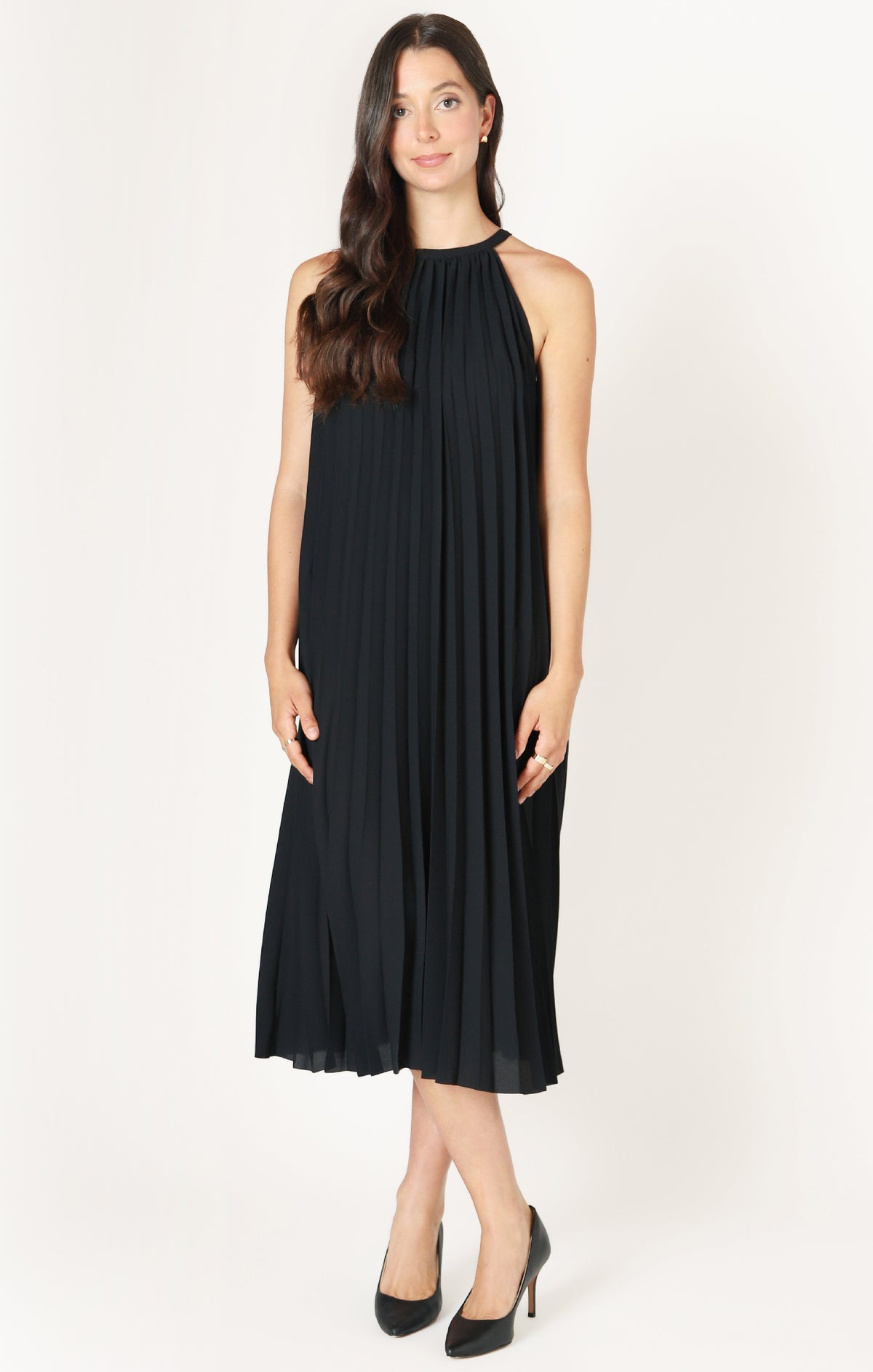 Robe noire sans manches portée, longueur sous le genou