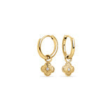 Petits anneaux dorés avec pendentifs en trèfle