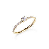 Bague fine dorée avec pierre claire et petits ornements