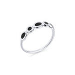 Bague argentée ornée de trois ovales noirs