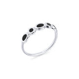 Bague argentée ornée de trois ovales noirs