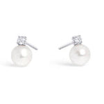Boucles d’oreilles à perles blanches et petites pierres, monture argentée