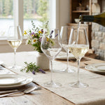 Coupes DuraShield Final Touch sur une table dressée pendant le service du vin blanc.