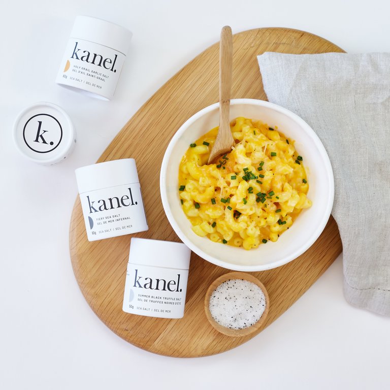 Collection de sels Kanel avec un plat de pâtes au fromage