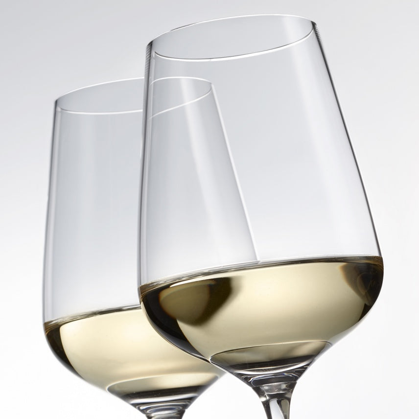 Détail du calice d’une coupe Splendido Trudeau contenant du vin blanc