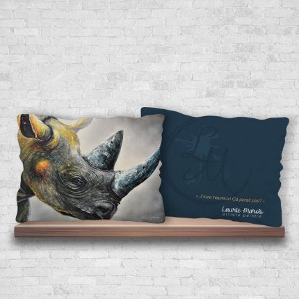 Coussin illustré d’un rhinocéros, présenté de face et de dos