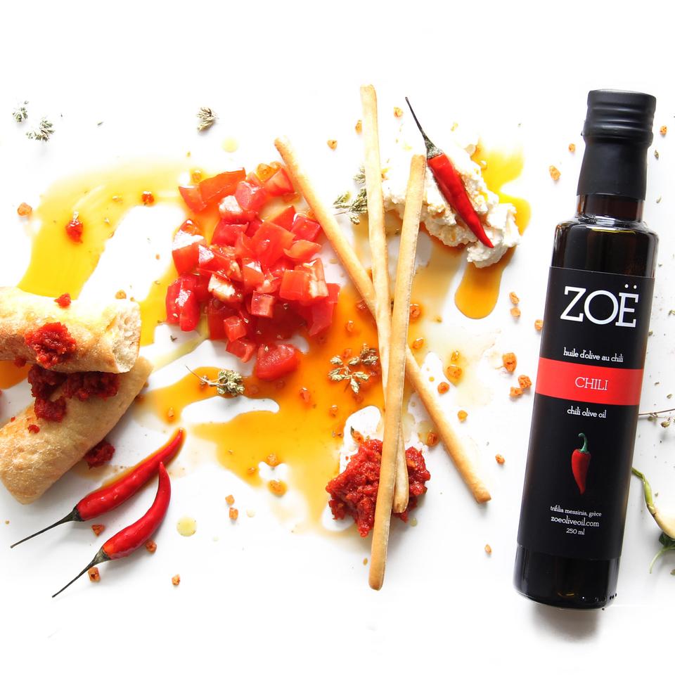 Huile d’olive au chili Zoé – 250 ml – suggestion de présentation