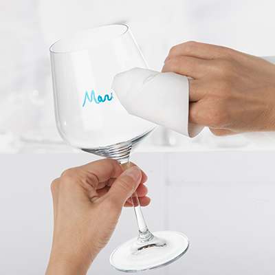 Nettoyage d’une inscription sur un verre avec un linge humide
