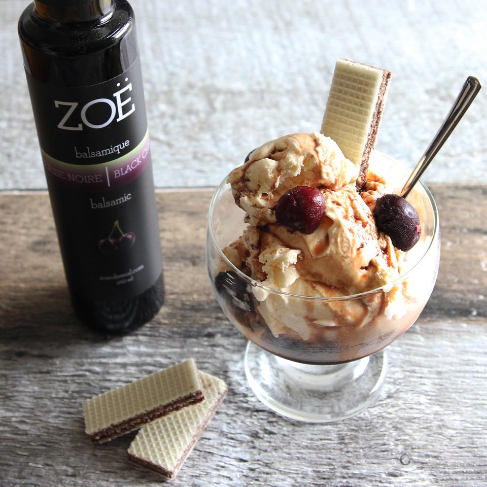 Vinaigre balsamique foncé à la cerise noire Zoé – 250 ml – suggestion de présentation